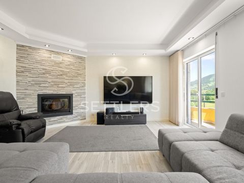 Apartamento T3, localizado no coração de São Miguel de Alcainça, no concelho de Mafra. Com 146 m² área bruta privativa e 36,15 de área bruta dependente, que compõe garagem box para 1 carro, parqueamento para outro carro e arrecadação privativa. Este ...