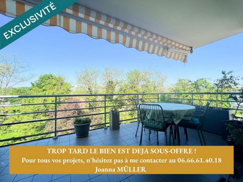 Dans une impasse, attique rénové avec très belles terrasses, double garage et place de parking.