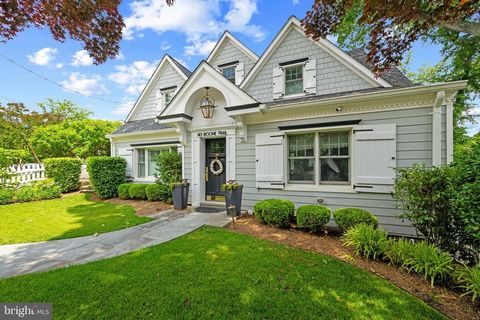 Blending timeless charm with modern luxury, this delightful Cap Cod Waterfront home located in the community of Linstead offers captivating curb appeal, exceptional water views, stylish high-end finishes, and direct access to the Severn River via Yan...
