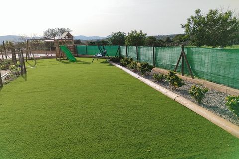 En el exterior de la propiedad destaca la refrescante piscina de agua salada que mide 8 x 4 metros y tiene una profundidad de 0.8 a 1.9 metros. Además se encuentra vallada, para seguridad de los más pequeños. También hay una zona de césped con porter...