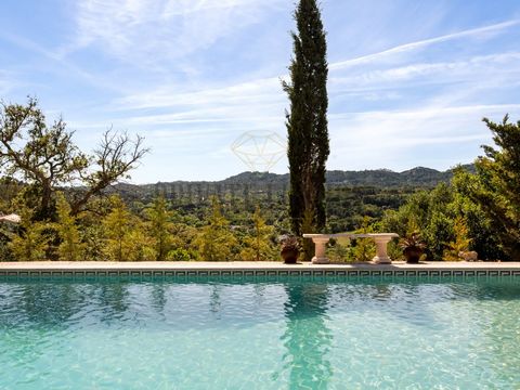 Viva um sonho na Serra da Arrábida, nesta propriedade exclusiva com uma moradia Senhorial T5, piscina e duas moradias secundárias T2 com suite. Imagine-se a viver num refúgio de luxo e tranquilidade, aninhado na deslumbrante Serra da Arrábida, a pouc...