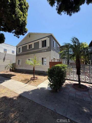Prime 6-Unit Residential Income Property on Venice Blvd – Location, Location, Location! When it comes to residential income properties, nothing is more important than a prime location, and this Venice Blvd property delivers. Situated just off the 405...