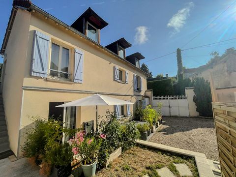 Come and discover this charming one-bedroom apartment on the ground floor in a renovated former farmhouse in a joint ownership, with a surface area of 46 m2 with a 5 m2 terrace and a parking space with charging station. Old-world charm, exposed stone...