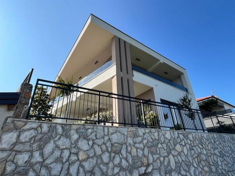 ID CODE: 1029 Dejan Dejanović Voditelj ureda Mob: ... E-mail: ... ... />Features: - Balcony - Swimming Pool - Terrace - Parking - Alarm