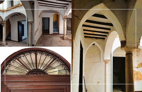 IMPORTANTE: El inmueble tiene Licencia de Obras concedida para comenzar su rehabilitación. Situada en pleno casco histórico, esta casa es un precioso ejemplo de la arquitectura domestica tradicional de Carmona. Rodeada de iglesias, conventos, casas s...