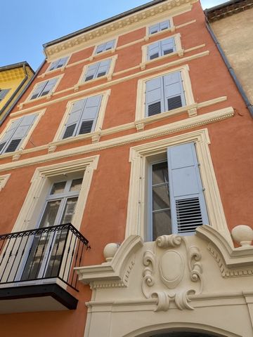 murs commerciaux 42 m2 libre à vendre centre historique GRASSE (06)