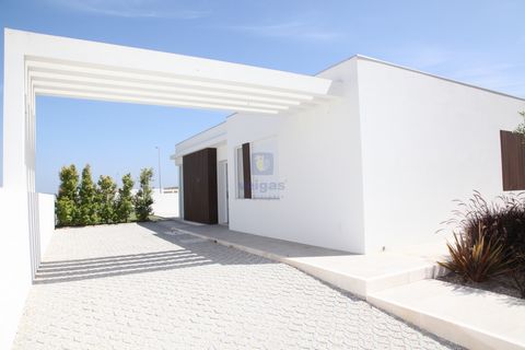 Envolva-se na tranquilidade da Lourinhã com esta fantástica Moradia T3, com piscina e acabamentos de excelência. Design moderno e espaçoso, esta propriedade é perfeita para tornar o sonho da sua família em realidade. Refúgio perfeito a 5 min da Louri...