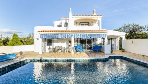 Esta moradia V3 de estilo tradicional , localizada no topo de uma colina, em Gorjões, Santa Bárbara de Nexe , oferece privacidade, paz e uma vista soberba sobre a costa do Algarve . A moradia é composta por 3 quartos , sendo o quarto principal uma su...