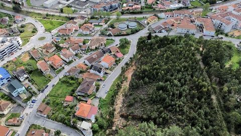 Terreno privilegiado em zona de Pombal, com 2.432 m2 Este terreno exclusivo está localizado numa zona privilegiada de Pombal, oferecendo uma oportunidade única para quem procura investir num local estratégico e de grande potencial. Com uma localizaçã...
