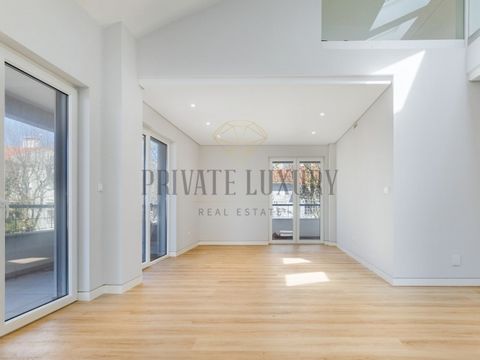 Luxuoso apartamento T3, em prédio composto por três pisos, com três suítes, situado numa rua tranquila e arborizada no coração de Carcavelos. Com uma área generosa de 185,50 m², este imóvel destaca-se pelos acabamentos premium de design italiano, pro...