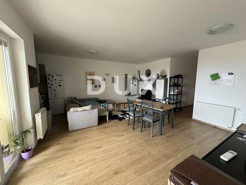 Location: Primorsko-goranska županija, Rijeka, Srdoči. RIJEKA, SRDOČI - 102 m2, 3 bedrooms + living room, GARAGE, VIEW! We are selling a beautiful apartment in an urban new building on the second floor. It consists of an entrance hall, three bedrooms...