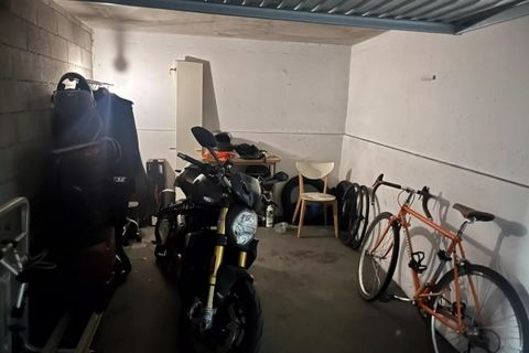 Villaret Immobilier biedt u een afgesloten parkeerplaats in de tweede kelder van een recent en beveiligd gebouw.