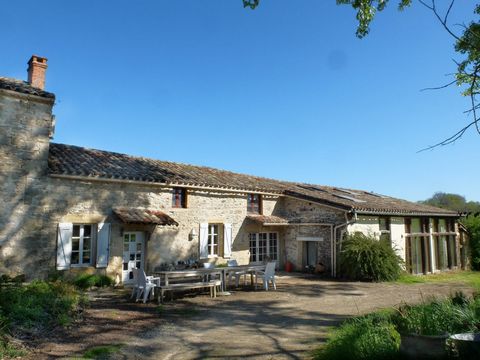 Maison et gîte en pierres, au calme entourée de prés, secteur de Caylus.