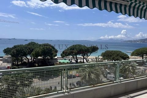 Unieke kans aan de kust van Juan Les Pins. Met uitzicht op de Promenade de Juan Les Pins, de restaurants en zandstranden. Dit prachtige, volledig gerenoveerde appartement beschikt over ruime accommodaties en een groot terras op het zuiden met een pra...