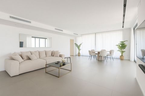 Te koop: Luxe 3,5-kamer appartement aan de iconische haven van Tel Aviv Leef de ultieme levensstijl van Tel Aviv in dit prachtige appartement met 3,5 kamers (2,5 badkamer) (121 m² + balkon van 14 m²) gelegen op de derde verdieping in een van de meest...