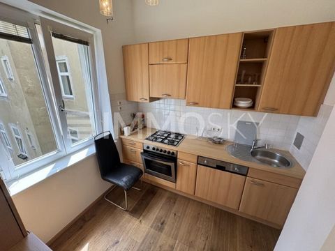 Dit charmante appartement biedt alles wat u nodig heeft voor een comfortabel huis in aangename 2 kamers. Bij binnenkomst vindt u een uitnodigende voorkamer, die voldoende ruimte biedt voor een garderobe. De lichte woonkamer is naar binnen gericht, op...