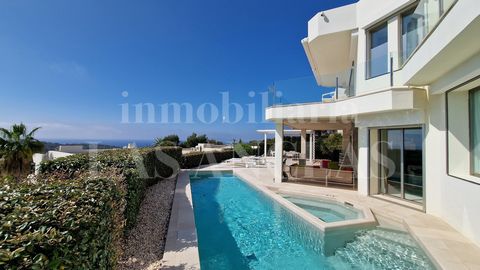 Gelegen in een van de meest exclusieve gebieden van het eiland, herdefinieert deze moderne architectonische villa het concept van luxe en comfort. Door de strategische ligging ligt het op slechts een steenworp afstand van het beroemde strand van Tala...