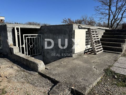 Location: Zadarska županija, Poličnik, Murvica. ZADAR, MURVICA - Building land with an unfinished building - 720m² Building land in Murvica, 720 m² in size, is for sale. The land is of regular shape, enclosed by a wall, and there is a foundation for ...