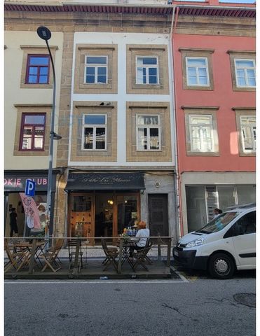 Loja em Construção no Porto O CEDOFEITA 271 é um edifício residencial exclusivo com 5 pisos e elevador, composto por 7 frações habitacionais - com tipologias T0, T0 Duplex e T2 Duplex - e 1 espaço comercial de 26m² ao nível do piso 1. Situado numa da...
