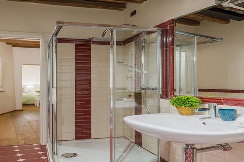 Nichée dans la campagne paisible aux portes de Lucques, cette magnifique villa de 700 m² offre un havre de paix luxueux pouvant accueillir jusqu'à 20 personnes. Avec ses 10 chambres magnifiquement aménagées et ses nombreux équipements, la propriété a...