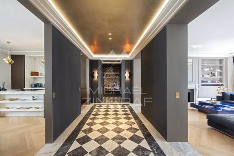 Exclusiviteit Michaël Zingraf: Gelegen aan de rue Marbeuf, in het hart van de Gouden Driehoek van het 8e arrondissement, is dit prachtige appartement van 232m2 volledig gerenoveerd. De woning bevindt zich op de 4e verdieping met een lift in een prach...