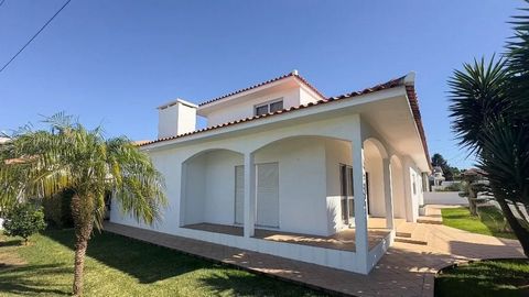 Descubra esta moradia unifamiliar de traços funcionais e luminosos , ideal para quem valoriza tranquilidade sem abdicar da proximidade à cidade, às praias e aos acessos. Espaço, conforto e localização — tudo num só lugar.   São Paio de Oleiros | Sant...