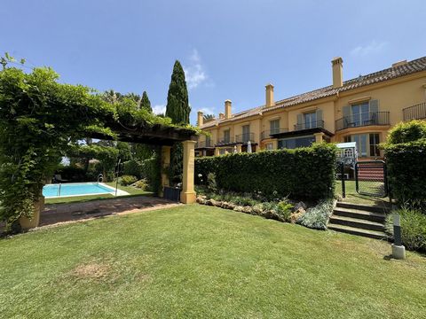 Elegant herenhuis met panoramisch uitzicht op golfbaan en meer in Sotogrande Alto Gelegen in een exclusieve afgesloten residentie in het prestigieuze Almenara-gebied van Sotogrande Alto, biedt dit elegante herenhuis met drie verdiepingen een uitzonde...