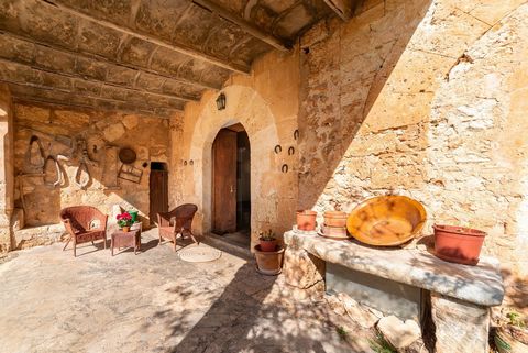 This magnificent estate whose origins date back to Islamic times in 1232. It is located in the heart of the island, Lloret de Vista Alegre, a Mallorcan village rich in history, tradition and culture. The property is 1743m² distributed over two floors...