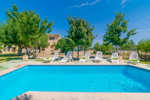 Great country house with private pool and spacious green areas and terraces. It is located in Montuïri, in the inside of Mallorca, and it welcomes 12 guests. This beautiful house is located within a rural environment for those who want to rest from t...