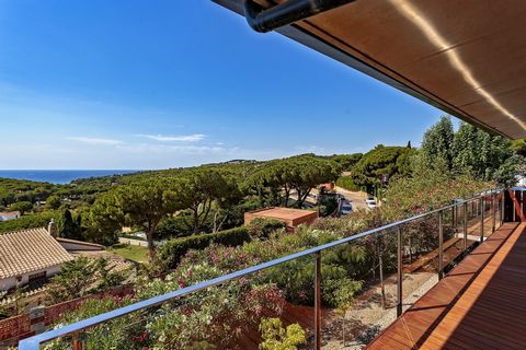 Modern villa with 4 bedrooms, located in the elite urbanization Mas Vilà, 15 minutes walk to the beach, very close to the town of Sant Antoni de Calonge, on the Costa Brava in Spain. The superb location and orientation of the house allows for luxurio...