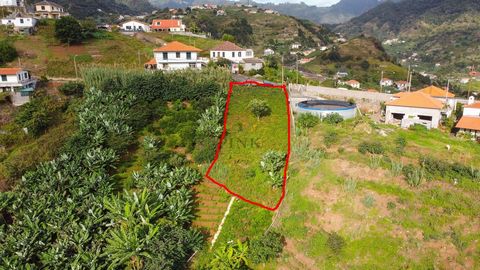 For sale rustic plot land with 600 m2 situated on the edge of stay in the parish of Porto da Cruz, overlooking the sea. Excellent for building a detached villa with all the desired modernity, namely an infinity-style swimming pool. This land is locat...