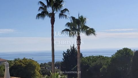 Villa de luxe de quatre chambres avec vue sur la mer , à vendre , Carvoeiro , Algarve . À l'extérieur, il y a une piscine d'eau salée , des jardins , des terrasses et un barbecue . Les quatre chambres sont équipées d'une salle de bain. La villa a la ...