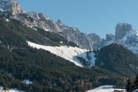 Este magnífico chalet se encuentra en Annaberg-Lungötz. Ideal para una familia o grupo de amigos, puede acomodar a 8 personas en sus 3 dormitorios. En inviernos, puede dirigirse a los esquís Dachstein-West y disfrutar de esquiar o snowboard allí. El ...