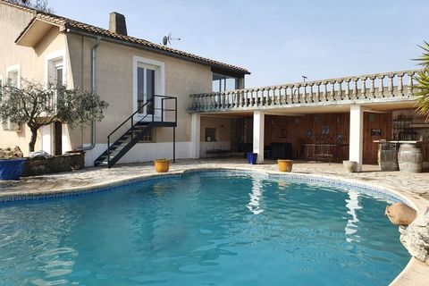 Séjournez dans cette belle villa à Homps, qui dispose d'une jolie terrasse et d'une piscine privée. Il y a 3 chambres dont une est dans le jardin, séparée de la maison principale, et la résidence peut accueillir jusqu'à 6 personnes. Idéal pour des va...