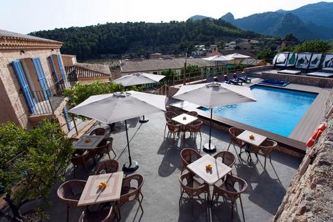 Ubicada en Bunyola, en plena Sierra de Tramuntana, esta impresionante villa con piscina privada se convertirá en el segundo hogar de 20 huéspedes. Los exteriores de la propiedad son ideales para disfrutar del clima suave del mediterráneo. En la exten...