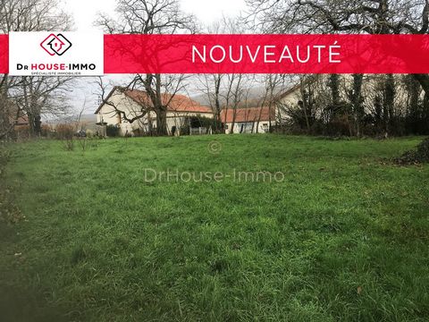 Come and discover, this beautiful building plot of 878 m2! It is located in the town of Oiselay and Grachaux, 30 minutes from Vesoul and Besançon. Flat land, well exposed, serviced. This property is presented to you by Christelle Vétillard, your inde...