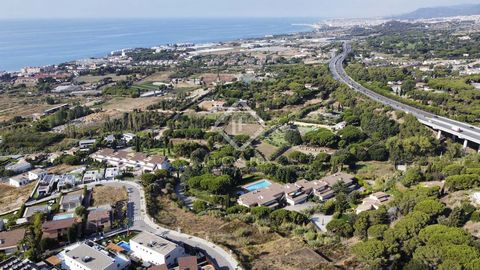 This magnificent 860 m² plot is located in Sant Vicenç de Montalt, just 25 minutes from Barcelona, with excellent road and highway connections. The plot stands out for its views. The regulations indicate the following construction terms: - Minimum pl...