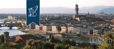 Située dans le centre historique de Florence, cette résidence de luxe est mise en vente dans un immeuble prestigieux du XIXème siècle récemment restauré. La propriété, qui surplombe le Lungarno, a une surface intérieure de 1100 mètres carrés au total...