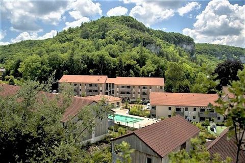 Nice apartment in a real estate complex built in 2010 located on the edge of the village of Les Eyzies-de-Tayac. The residence comprises five buildings of two levels each with apartments, swimming pool, car parks, reception and other amenities and is...
