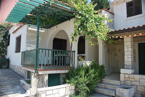 Das Haus, wo die Ferienwohnungen zu finden sind, liegt in einer angenehmer, ruhiger, friedlicher und schöner Lage in der Stadt von Radalj, auf der Radalj Halbinsel, halbwegs zwischen Split und Dubrovnik. Das Haus ist abseits der Hauptstraße, am Ende ...