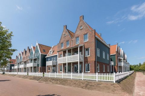 Volendam is een klein stadje aan het Markermeer, ten noordoosten van Amsterdam, met diep gewortelde tradities, waar houten huizen, traditionele kleding, boten, bosjes en gerookte paling werkelijk deel uitmaken van het dagelijks leven. Dit epicentrum ...