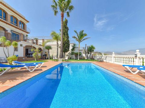 Deze Andalusische villa in Salobreña ligt op een groot, bijna geheel vlak perceel van bijna 1.000 m2 in een rustige wijk met uitzicht op de Middellandse Zee, de bergen en het Moorse kasteel van het schilderachtige dorpje Salobreña, dat in 5 minuten m...