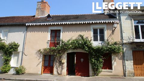 A08124 - In the centre of the historic town of Richelieu is this house with rooms to decorate and finish. It benefits from a one bedroom studio and an open hangar and, with a little landscaping, there is plenty of space outside in the courtyard to cr...