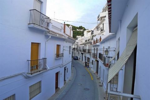 Townhouse of 160 m² built to reform, in one of the main streets of Frigiliana, in the very center, with very good access and beautiful views. It is located in one of the main streets of Frigiliana with very good access. With west orientation and view...