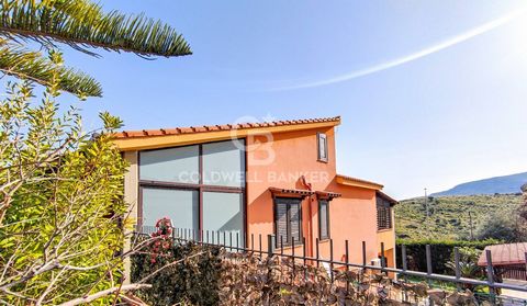 Palermo, Trabia: We offer the sale of a charming terraced house with sea view located in an elegant and well-kept residence equipped with a shared swimming pool and sports field. The villa was built in 2005 and is in perfect condition. Entrance from ...