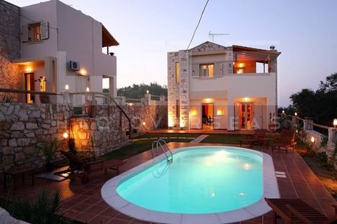 Ces trois villas étonnantes à vendre à Kolymbari, Chania sont situées dans le village de Spilia. Les villas sont proposées à la vente ensemble et chacune dispose d’une piscine privée, est construite sur un terrain de 335 m² et dispose de 2 chambres e...