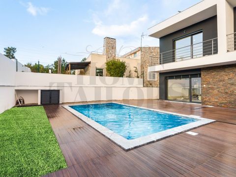 Fantastic Detached Villa, of modern architecture, situated in the noble area Valadares. It is located in Quinta da Queimada (Valadares- Marisol), so it has easy access to the beaches (10 minutes from the beaches of the Costa de Caparica and Fonte da ...