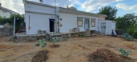 Ground floor villa of 3 bedrooms in Miranda do Douro. Villa with a fantastic location, with privileged views of the Fresno River Urban Park and the entire historic area of the city. With land of 665 m2 and a construction of 215 m2. Composed of 3 bedr...