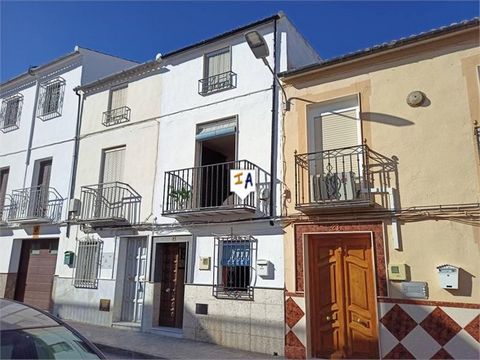 Exclusief voor ons. Deze woning met 4 slaapkamers van 150m2 is gelegen in Rute in de provincie Córdoba in Andalusië, Spanje. Het herenhuis bestaat uit 3 verdiepingen. Gelegen aan een brede straat met parkeergelegenheid op de weg, komt u het pand binn...