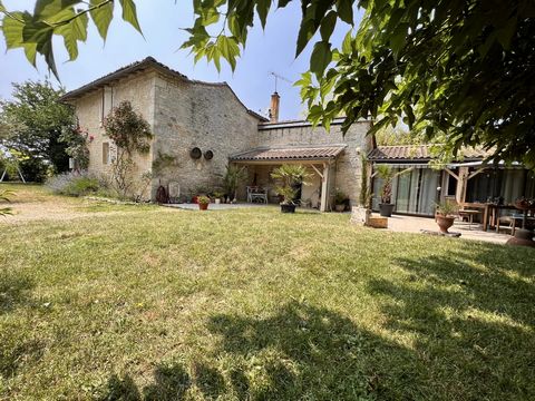 Charming stone house in Courcôme, just 5 minutes from Ruffec and all its amenities. Situated in a small, peaceful hamlet, this house is surrounded by organically farmed fields, providing a healthy, natural environment. The main house comprises, on th...